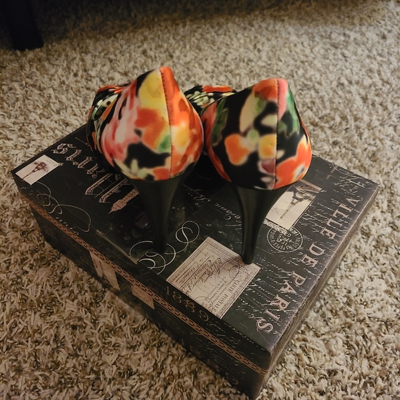 Heels - Picture 4 of 5